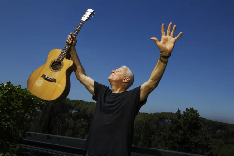 Guitarist Tommy Emmanuel to Play Wheeling Tonight